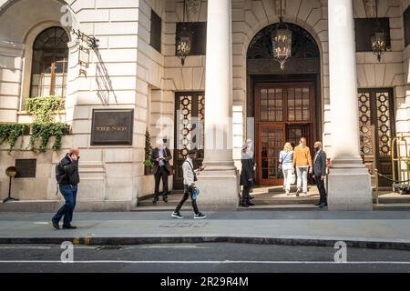 London - Mai 2023: The Ned, Beschilderung des 5-Sterne-Hotels und des Club für private Mitglieder in der City of London Stockfoto