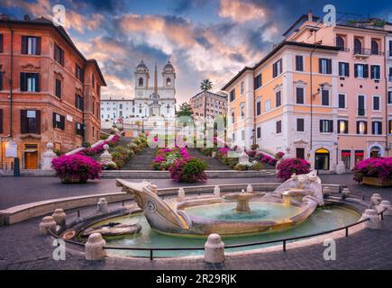 Spanische Treppe, Rom, Italien. Stadtbild der Spanischen Treppe und des Barcaccia-Brunnens in Rom, Italien bei Sonnenaufgang. Stockfoto