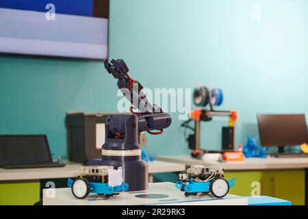 Moderne Ausrüstung für Robotik und ein 3D-Drucker zur Modellierung auf einem Tisch im Labor Stockfoto