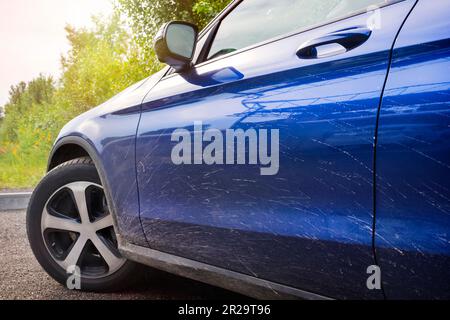 Blaues Auto, Nahaufnahme. Ein Blick mit einer Seite Stockfoto
