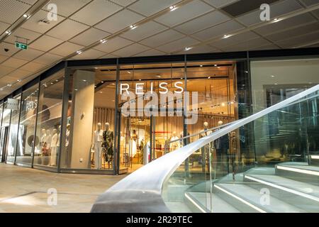 London - Mai 2023: Reiss Shop in One New Change, britischer Modemarke Stockfoto