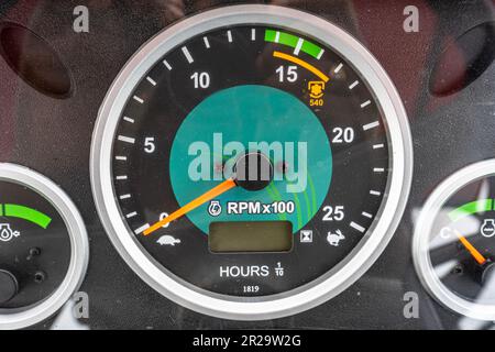 Tachometeranzeige eines Lkws bei einer Nenngeschwindigkeit von 0 km/h. Designvorlage für Tachometersymbol Stockfoto