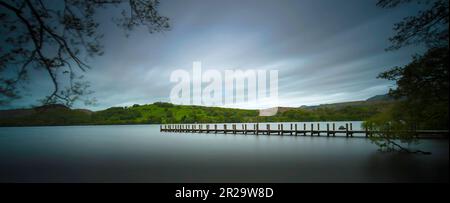 Parkmoor Jetty, Coniston Water bei Sonnenuntergang, Lake District National Park, Cumbria, UK, GB. Stockfoto