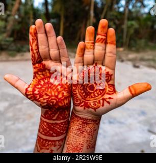 Mehndi auf die Hand des wunderschönen Bangladesch-Mädchens aus nächster Nähe gemalt Stockfoto