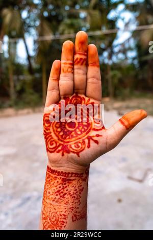 Porträtansicht des gezeichneten Mehndi auf der Hand des wunderschönen Mädchen aus Bangladesch aus der Nähe Stockfoto