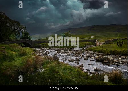 Riesige Sturmwolken sammeln sich im Lake District Nationalpark, Cumbria, Nordengland, Großbritannien, GB. Stockfoto