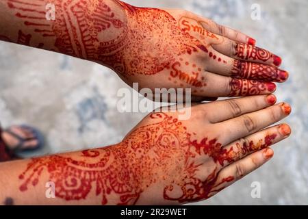 Hände mit Henna Mehendi. Mehndi auf die Hand des wunderschönen Bangladesch-Mädchens aus nächster Nähe gemalt Stockfoto