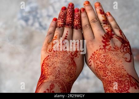 Henna-Tätowierung auf der Hand des Mädchens. Hände mit Henna Mehendi Stockfoto
