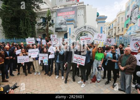 Tunis, Tunesien. 18. Mai 2023. Die tunesische Journalistenunion (SNJT) hat Journalisten aufgefordert, gegen die Verurteilung der Journalistin Khalifa Guesmi zu fünf Jahren Gefängnis in Tunis, Tunesien, am 18. Mai 2023 zu protestieren. Guesmi arbeitet für Mosaique FM. (Foto: Mohamed Krit/Sipa USA) Kredit: SIPA USA/Alamy Live News Stockfoto