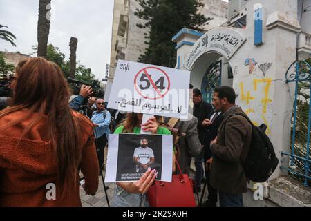 Tunis, Tunesien. 18. Mai 2023. Die tunesische Journalistenunion (SNJT) hat Journalisten aufgefordert, gegen die Verurteilung der Journalistin Khalifa Guesmi zu fünf Jahren Gefängnis in Tunis, Tunesien, am 18. Mai 2023 zu protestieren. Guesmi arbeitet für Mosaique FM. (Foto: Mohamed Krit/Sipa USA) Kredit: SIPA USA/Alamy Live News Stockfoto