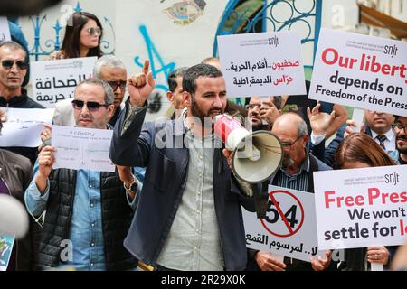 Tunis, Tunesien. 18. Mai 2023. Die tunesische Journalistenunion (SNJT) hat Journalisten aufgefordert, gegen die Verurteilung der Journalistin Khalifa Guesmi zu fünf Jahren Gefängnis in Tunis, Tunesien, am 18. Mai 2023 zu protestieren. Guesmi arbeitet für Mosaique FM. (Foto: Mohamed Krit/Sipa USA) Kredit: SIPA USA/Alamy Live News Stockfoto