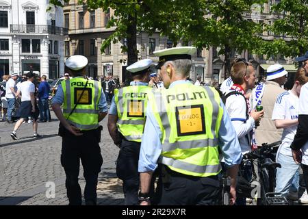 Mai 18,2023/Denamrk zwei lokale Fußballvereine spielen in Parken in Cpenhagen die IFC Copenhagen und das Ootball-Team Aalborg, und Fußballfans können sich mit Bier und Spoort-Fans auf den enjpy-Tag stürzen und Macteh im Parkhaus in Kopenhagen, Dänemark, ansehen. (Foto: Francis Joseph Dean/Dean Pictures) Stockfoto