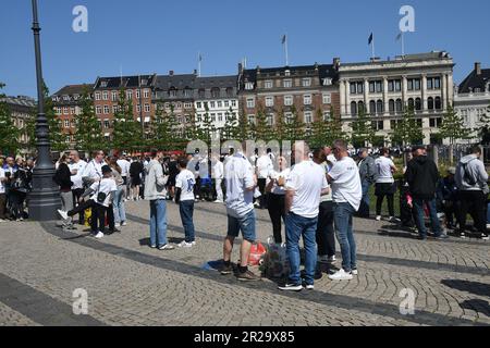 Mai 18,2023/Denamrk zwei lokale Fußballvereine spielen in Parken in Cpenhagen die IFC Copenhagen und das Ootball-Team Aalborg, und Fußballfans können sich mit Bier und Spoort-Fans auf den enjpy-Tag stürzen und Macteh im Parkhaus in Kopenhagen, Dänemark, ansehen. (Foto: Francis Joseph Dean/Dean Pictures) Stockfoto