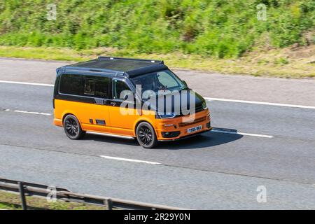 2015 VW VOLKSWAGEN T26 TDI P/V Trendline 1968cc Diesel-Lieferwagen in Orange Schwarz; Fahrt auf der Autobahn M61, Großbritannien Stockfoto
