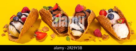 Verschiedene süße Taco-Eiscreme. Waffel-Taco-Muscheln mit Schokolade- und Vanillegeschmack, Eiscreme mit verschiedenen Früchten, Beeren und Garnierungen Stockfoto