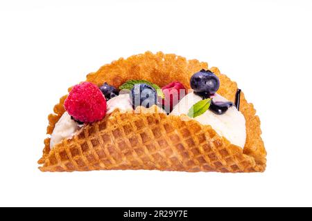 Verschiedene süße Taco-Eiscreme. Waffel-Taco-Muscheln mit Schokolade- und Vanillegeschmack, Eis mit verschiedenen Früchten, Beeren, Garnierungen, isoliert auf Whi Stockfoto