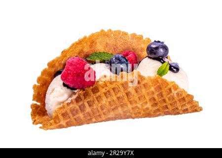 Verschiedene süße Taco-Eiscreme. Waffel-Taco-Muscheln mit Schokolade- und Vanillegeschmack, Eis mit verschiedenen Früchten, Beeren, Garnierungen, isoliert auf Whi Stockfoto