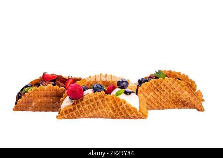 Verschiedene süße Taco-Eiscreme. Waffel-Taco-Muscheln mit Schokolade- und Vanillegeschmack, Eis mit verschiedenen Früchten, Beeren, Garnierungen, isoliert auf Whi Stockfoto