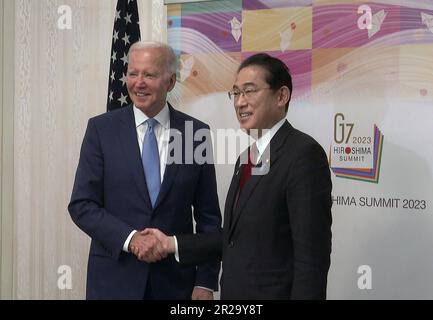 US-Präsident Joe Biden, Linke, trifft sich mit Fumio Kishida, Japans Premierminister, vor dem Gipfeltreffen der Gruppe der Sieben (G7)-Führer am Donnerstag, den 18. Mai 2023 in Hiroshima, Japan. Die Mitglieder der G7 - USA, Kanada, Frankreich, Deutschland, Japan, Das Vereinigte Königreich und Italien treffen sich am Donnerstag in der japanischen Stadt Hiroshima zu einem jährlichen Gipfel. Die führenden Politiker werden sich auf Russlands Krieg gegen die Ukraine, Chinas aufstrebende Macht und Einfluss, nukleare Abrüstung, künstliche Intelligenz, Klimawandel und wirtschaftliche Sicherheit konzentrieren. Foto: Pressestelle des japanischen Premierministers/UPI Stockfoto