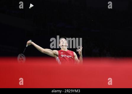Suzhou, Chinas Provinz Jiangsu. 18. Mai 2023. Li Shifeng aus China tritt beim BWF Sudirman Cup in Suzhou, Provinz Jiangsu in Ostchina, am 18. Mai 2023 beim Singlespiel der Männer gegen Rasmus Gemke aus Dänemark der Gruppe A an. Kredit: Jia Haocheng/Xinhua/Alamy Live News Stockfoto