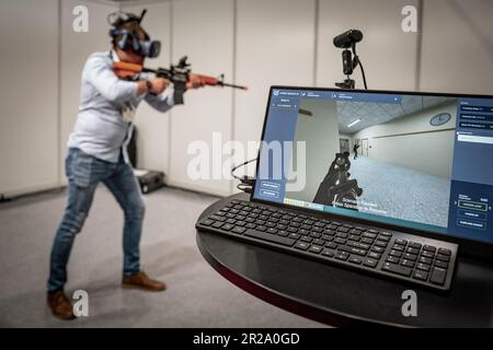 London, Großbritannien. 18. Mai 2023 Die bewaffnete Virtual-Reality-Trainingstechnologie wird von Street Smarts VR auf der Counter Terror and Forensics Europe Expo (CTX) im Excel Centre vorgeführt. Sicherheitsexperten aus Industrie, Regierung und Polizei stellen die neueste Technologie zur Verbesserung der Sicherheit und Unterstützung im Kampf gegen den internationalen Terrorismus vor und demonstrieren diese. Kredit: Guy Corbishley/Alamy Live News Stockfoto