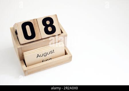 Ewiger Kalender aus Holz, der den 8. August zeigt Stockfoto