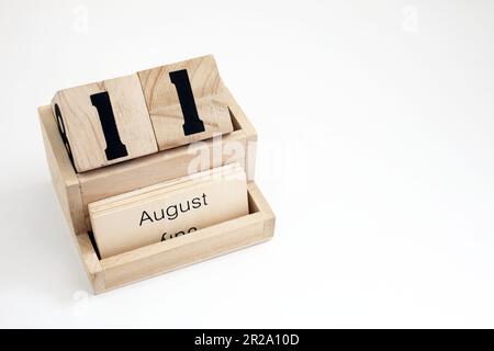 Ewiger Kalender aus Holz, der den 11. August zeigt Stockfoto