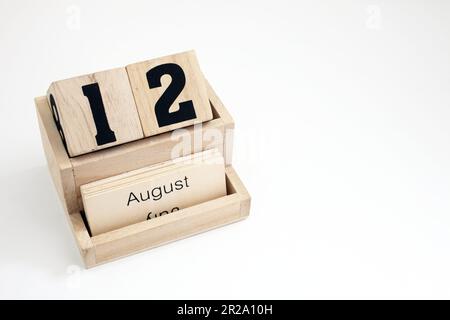Ewiger Kalender aus Holz, der den 12. August zeigt Stockfoto