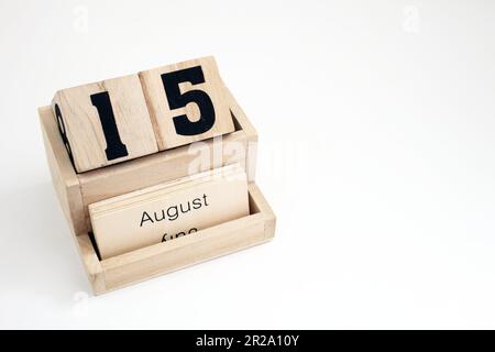 Ewiger Kalender aus Holz, der den 15. August zeigt Stockfoto