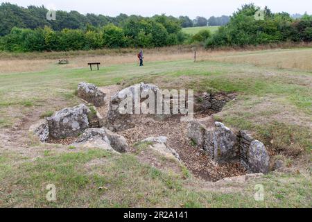 Blick aus der Vogelperspektive auf die Nympsfield Long Barrow in den Cotswolds nahe Frocester, Großbritannien, die in der Jungsteinzeit errichtet wurde und sich am öffentlichen Fußboden befindet Stockfoto