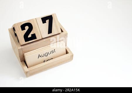 Ewiger Kalender aus Holz, der den 27. August zeigt Stockfoto