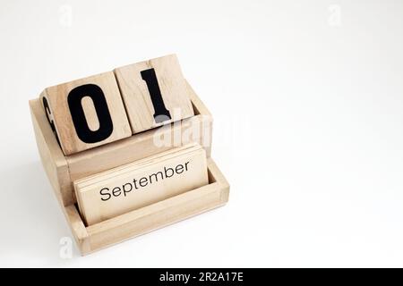 Ewiger Kalender aus Holz, der den 1. September zeigt Stockfoto