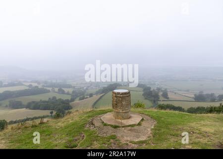 Blick vom Cotswold Edge zwischen Stroud und Dursley, der topografischen Markierung auf dem Coaley Peak entlang des Cotswolds Way mit Panoramablick über t Stockfoto