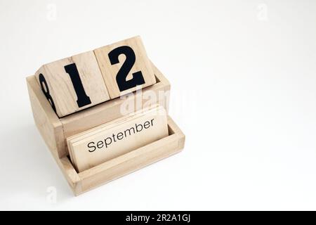 Ewiger Kalender aus Holz, der den 12. September zeigt Stockfoto