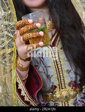 Marokkanische Frau mit traditionellen Henna bemalte Hände Stockfoto