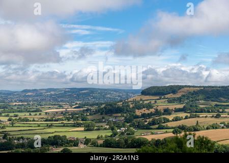 Panoramablick über die hügelige Landschaft am Cotswolds-Rand in der Nähe von Dursley, Gloucestershire, Großbritannien entlang des öffentlichen Fußwegs des Cotswold Way gegen A W. Stockfoto