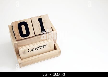Ewiger Kalender aus Holz, der den 1. Oktober zeigt Stockfoto