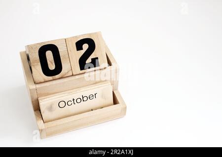 Ewiger Kalender aus Holz, der den 2. Oktober zeigt Stockfoto
