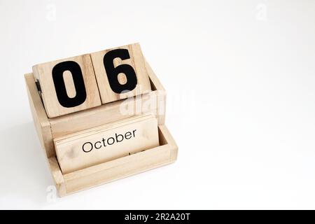 Ewiger Kalender aus Holz, der den 6. Oktober zeigt Stockfoto