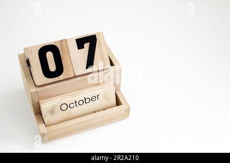Ewiger Kalender aus Holz, der den 7. Oktober zeigt Stockfoto