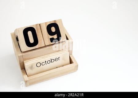 Ewiger Kalender aus Holz, der den 9. Oktober zeigt Stockfoto