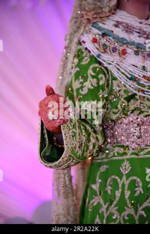 Marokkanische Frau mit traditionellen Henna bemalte Hände Stockfoto