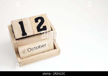 Ewiger Kalender aus Holz, der den 12. Oktober zeigt Stockfoto