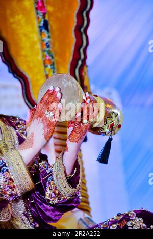 Marokkanische Frau mit traditionellen Henna bemalte Hände Stockfoto