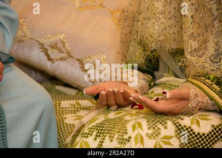 Marokkanische Frau mit traditionellen Henna bemalte Hände Stockfoto