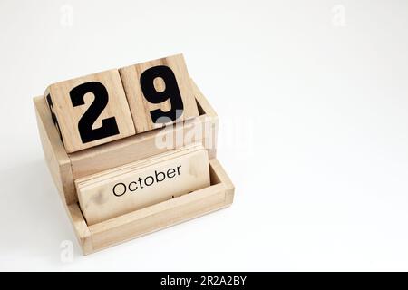 Ewiger Kalender aus Holz, der den 29. Oktober zeigt Stockfoto