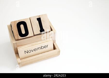 Ewiger Kalender aus Holz, der den 1. November zeigt Stockfoto