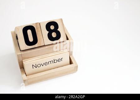 Ewiger Kalender aus Holz, der den 8. November zeigt Stockfoto