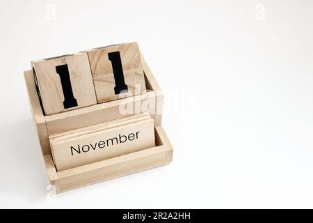 Ewiger Kalender aus Holz, der den 11. November zeigt Stockfoto