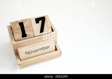 Ewiger Kalender aus Holz, der den 17. November zeigt Stockfoto